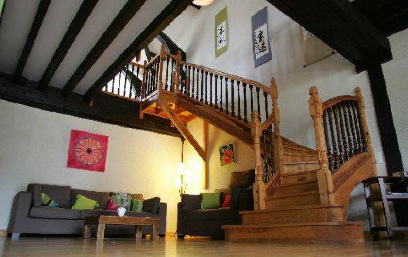Location de vacances - Gîte à Beylongue - escalier menat à la mezzanine et salon