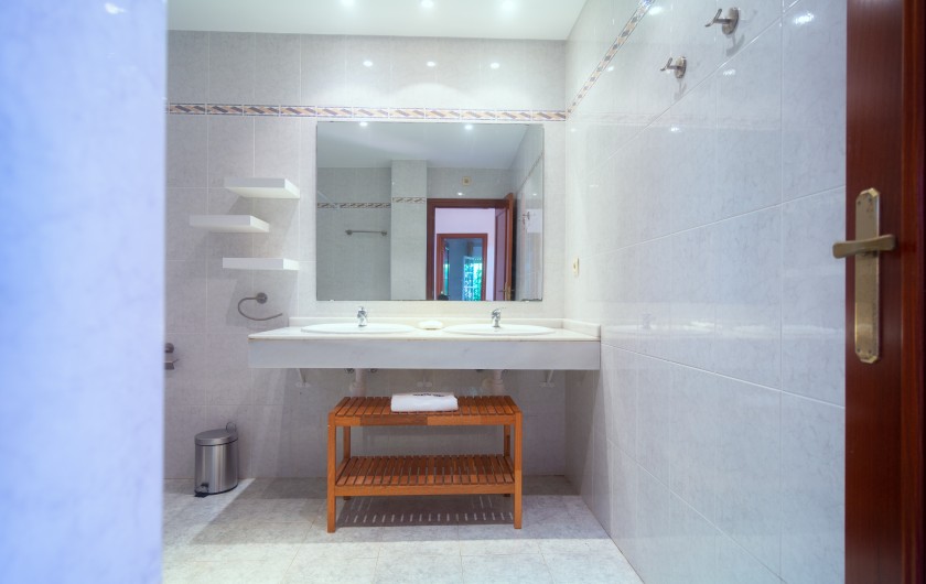 Location de vacances - Chalet à Marbella - Salle de bain familiale avec double lavabo, bidet, toilettes, baignoire