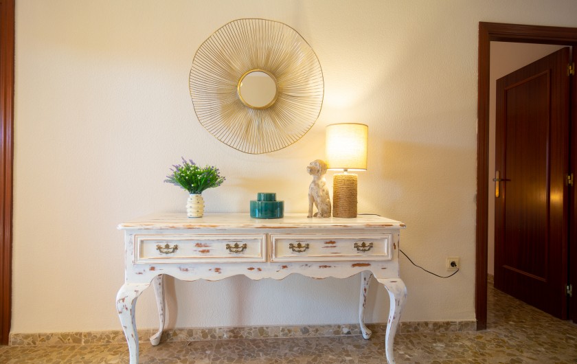 Location de vacances - Chalet à Marbella - Hall spacieux avec mobilier élégant et sol en marbre