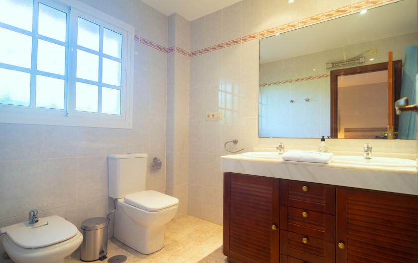 Location de vacances - Chalet à Marbella - Salle de bains attenante entièrement équipée : double lavabo, bidet