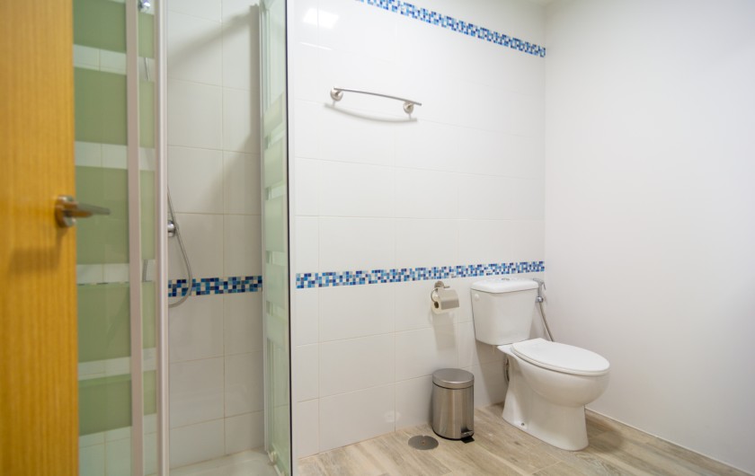 Location de vacances - Chalet à Marbella - Salle de bain familiale avec lavabo, toilettes et douche à l'italienne.