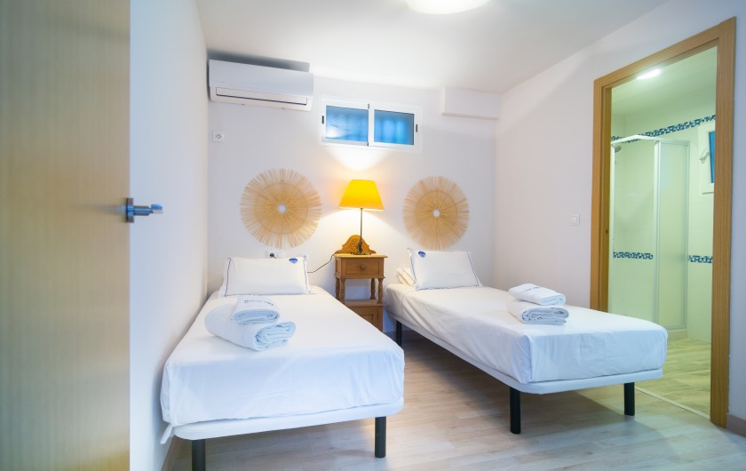 Location de vacances - Chalet à Marbella - Deux lits simples, une table de nuit avec lampe, de grandes armoires en bois