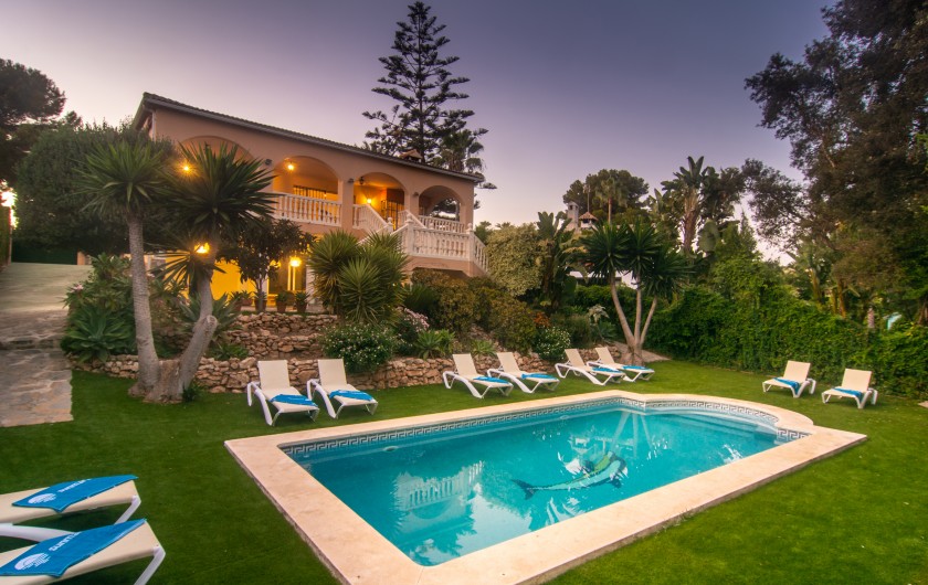 Location de vacances - Chalet à Marbella - Carib Playa grande villa andalouse sur deux niveaux avec piscine privée, jardin