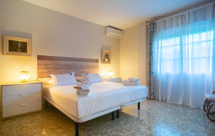Location de vacances - Chalet à Marbella - Grand lit double (180x200cm), armoires encastrées en bois massif