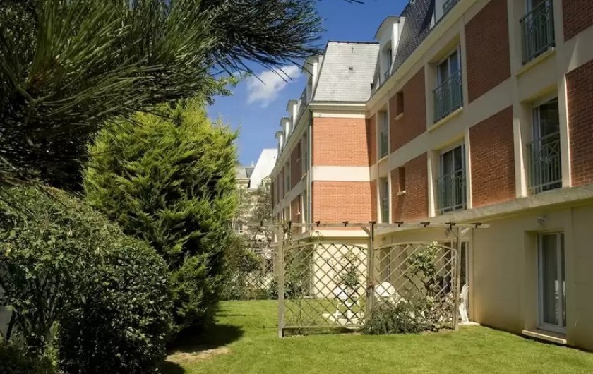 Location de vacances - Appartement à Cabourg - Vue du jardin de l'appartement