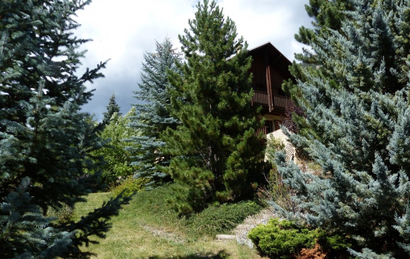 Location de vacances - Chalet à Briançon - arrivée sur le chalet et son jardin