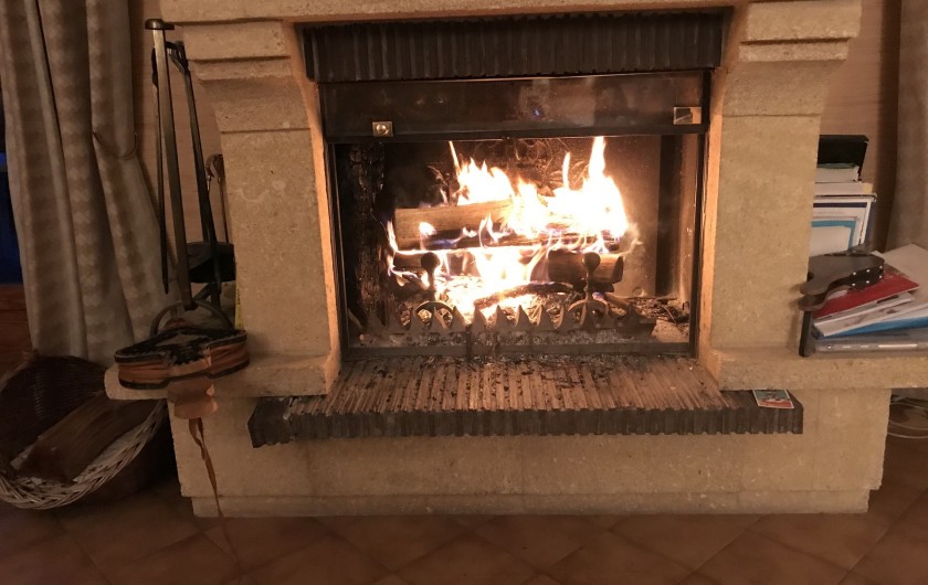 Location de vacances - Chalet à Briançon - feu de bois dans le salon