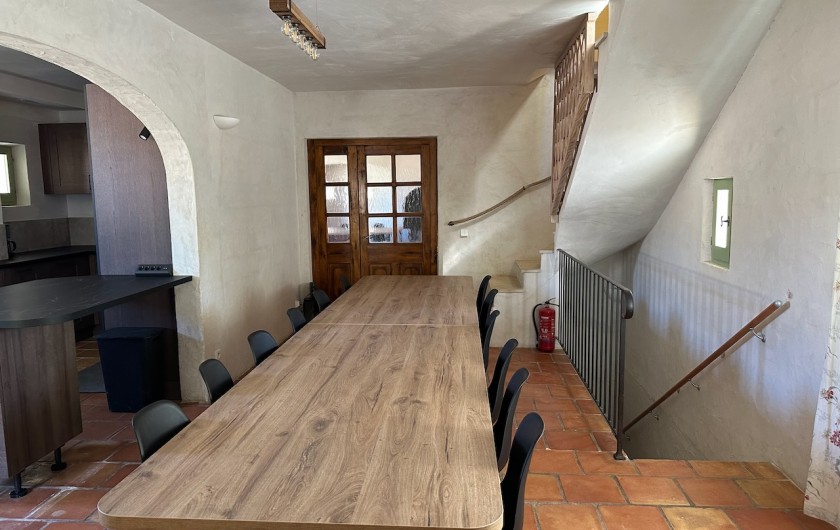 Location de vacances - Gîte à Saint-Mathieu-de-Tréviers - Salle à manger avec  table jusqu'à 15 personnes.