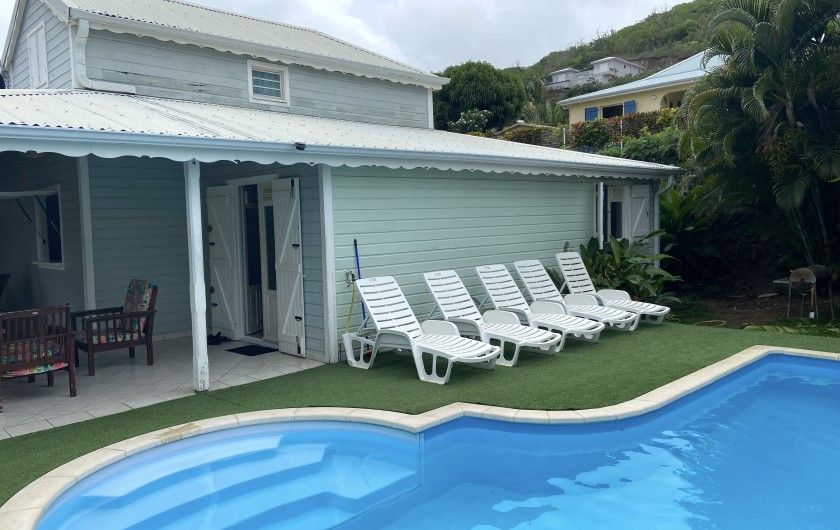 Location de vacances - Villa à Le Diamant - Piscine, solarium et entrée de la villa