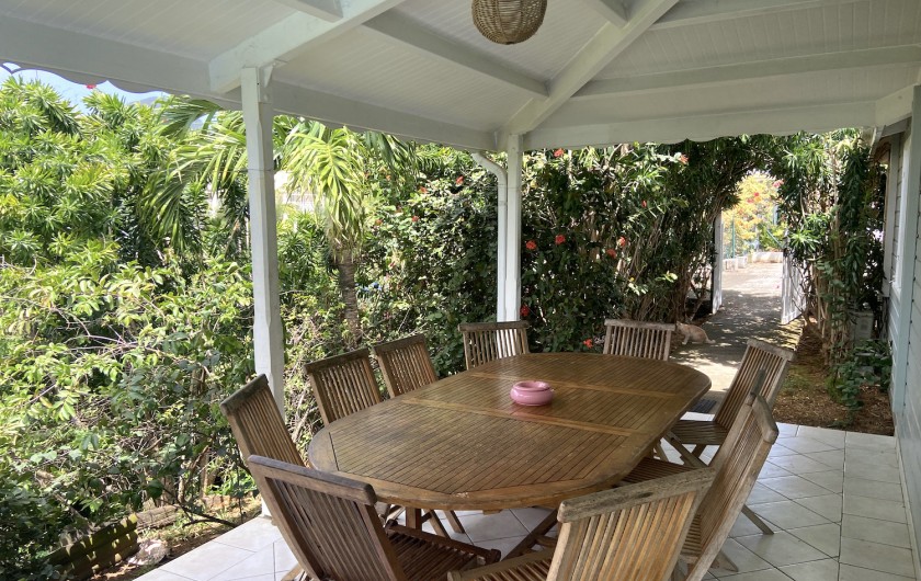 Location de vacances - Villa à Le Diamant - Grande table sur la terrasse abritée