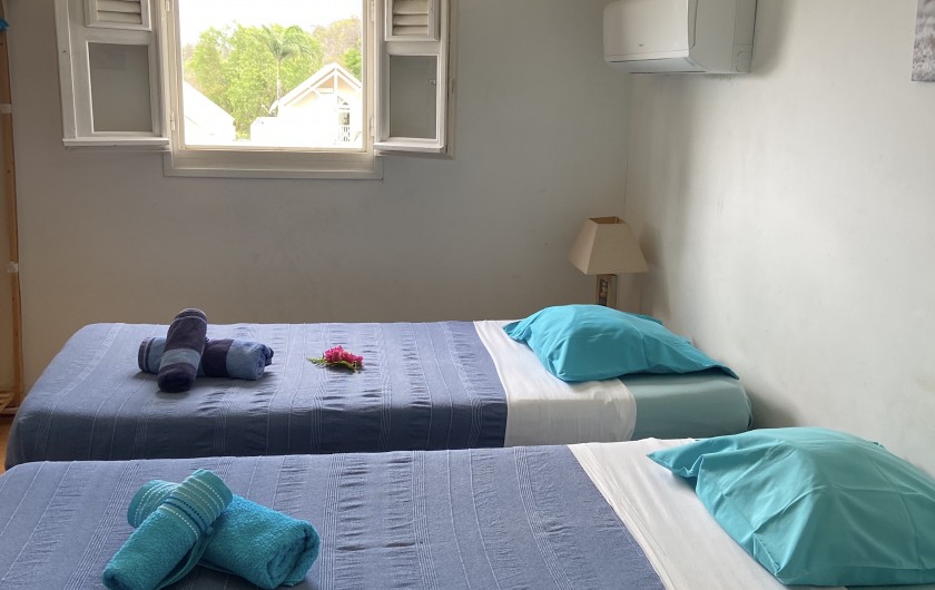 Location de vacances - Villa à Le Diamant - Chambre de l'étage (les lits peuvent être accolés en mode "king size")