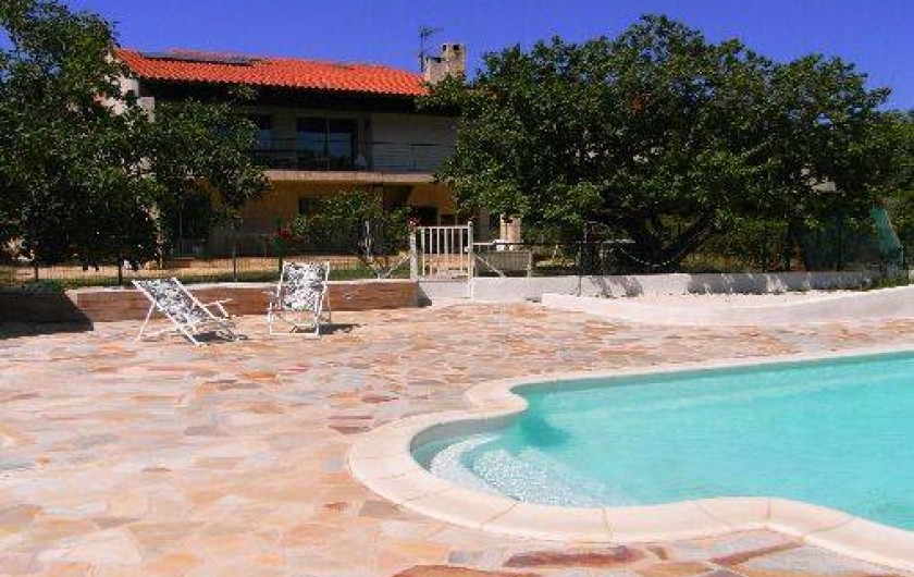 Location de vacances - Villa à La Seyne-sur-Mer - Espace piscine clôturé, maison au fond