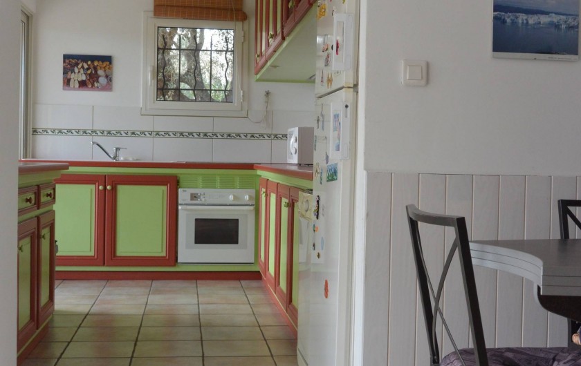 Location de vacances - Villa à La Seyne-sur-Mer - Cuisine toute équipée : lave-vaisselle, four + micro-onde, frigo...
