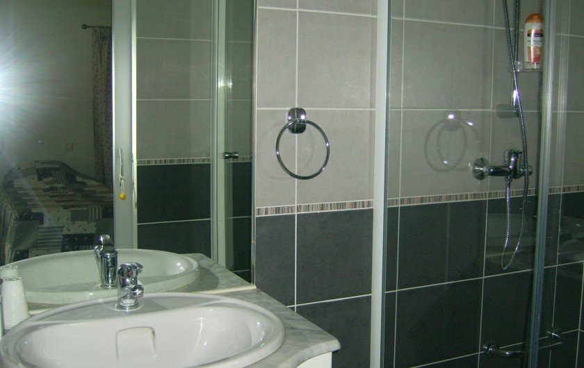 Location de vacances - Chambre d'hôtes à Divajeu - salle d'eau "les hirondelles"