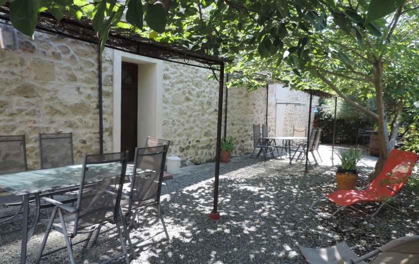 Location de vacances - Gîte à Sallèles-d'Aude - Jardin avec coin repas et détente