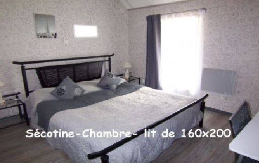 Location de vacances - Gîte à Lapeyrouse - Chambre grand lit 160
