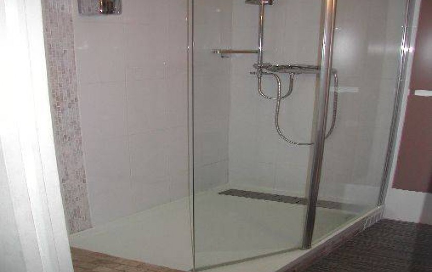 Location de vacances - Villa à Piriac-sur-Mer - Salle d'eau (douche à l'italienne, vasque, rangements + W.C.)