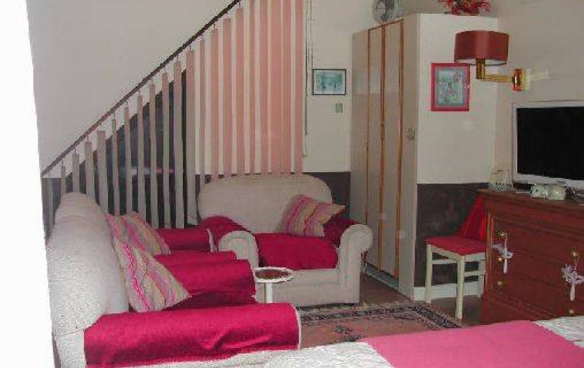 Location de vacances - Villa à Piriac-sur-Mer - Salon du soir avec 3 fauteuils et TV dans la grande chambre à l'étage