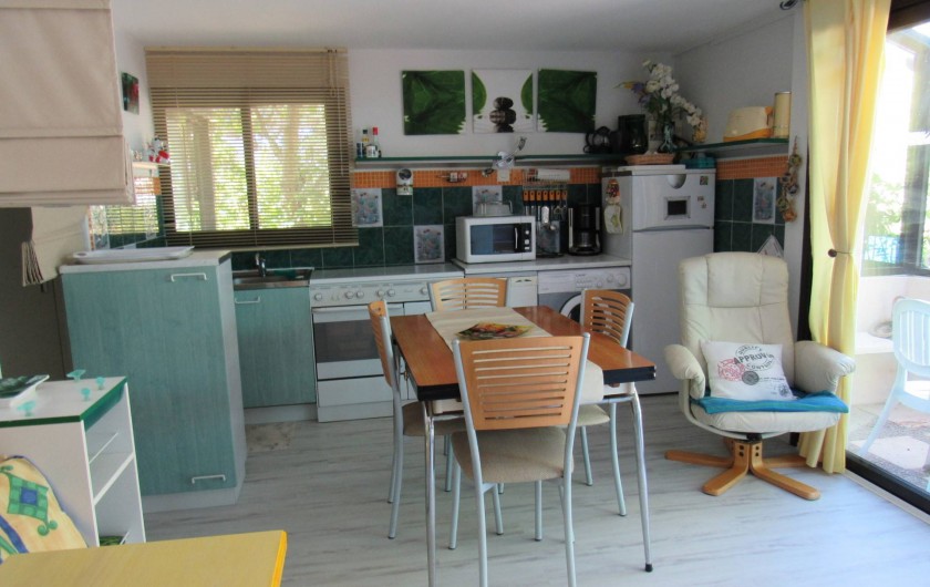 Location de vacances - Villa à Piriac-sur-Mer - Pièce de vie (cuisine-repas) au rez-de-jardin