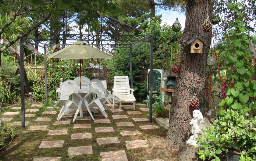Location de vacances - Villa à Piriac-sur-Mer - Repas sous les arbres, à l'ombre avec barbecue et fontaine à proximité