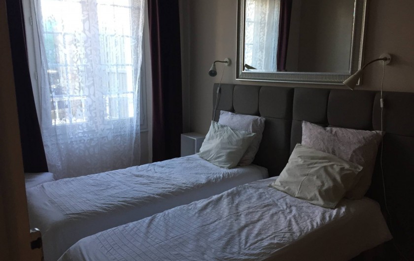 Location de vacances - Appartement à Saint-Malo - Chambre 2 2 lits de 80x200 Eclairage amovible au dessus de chaque lit
