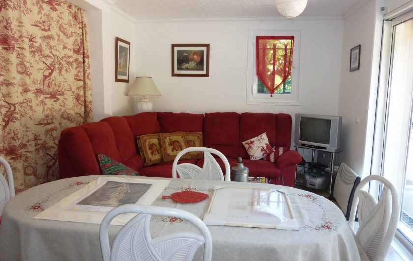 Location de vacances - Appartement à Sainte-Maxime - Salle à manger et salon avec télévision