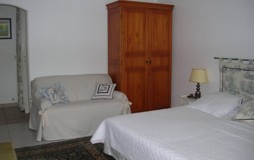 Location de vacances - Appartement à Sainte-Maxime - chambre 1 armoire et petit canapé