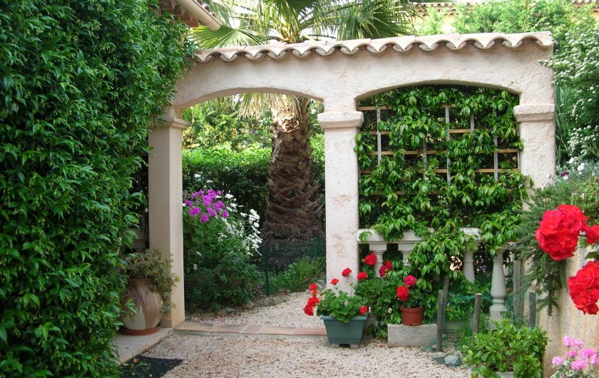 Location de vacances - Appartement à Sainte-Maxime - L'entrée fleurie de la villa