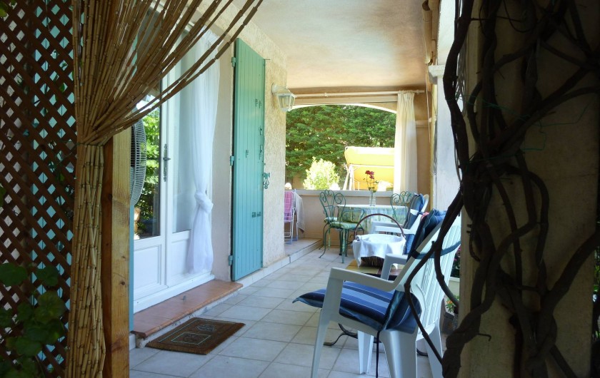 Location de vacances - Appartement à Sainte-Maxime - terrasse couverte devant la chambre 1
