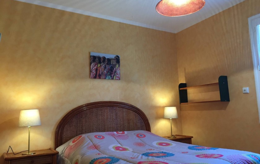 Location de vacances - Villa à Cruas - Chambre Le Tilleul lit 140 draps fournis avec grand placards.