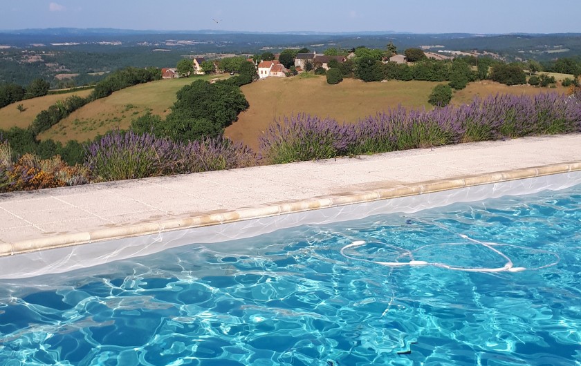 Location de vacances - Gîte à Saint-Projet - vue de la piscine