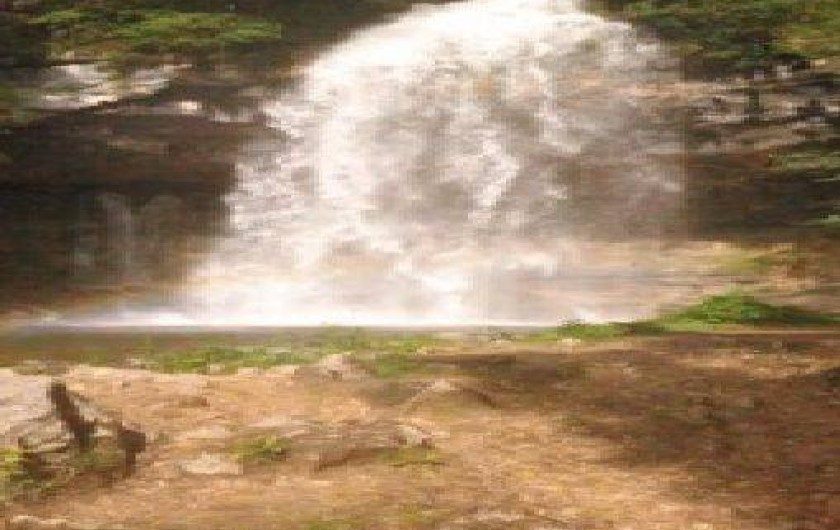 Location de vacances - Gîte à Saint-Pierre - la première cascade du hérisson avec de l' eau