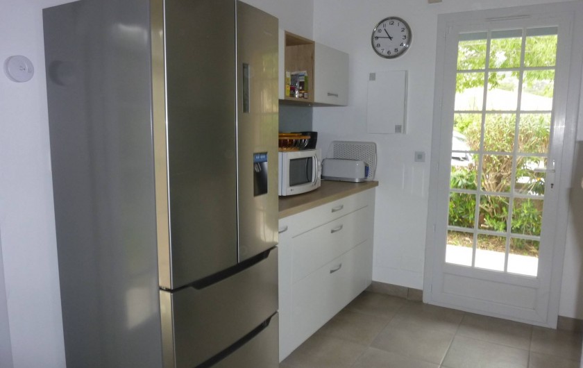 Location de vacances - Villa à Sainte-Maxime - Cuisine: réfrigérateur + congélateur + micro ondes + rangements