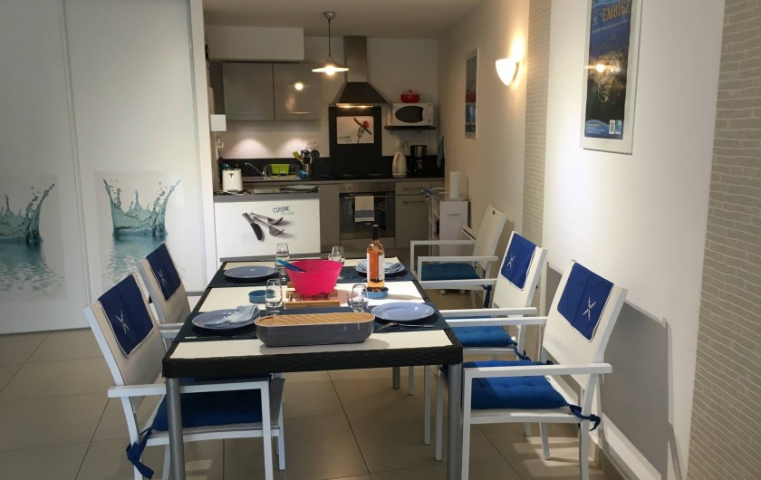 Location de vacances - Appartement à Sanary-sur-Mer - CAP SUD - L'espace salle à manger (table 6 personnes)