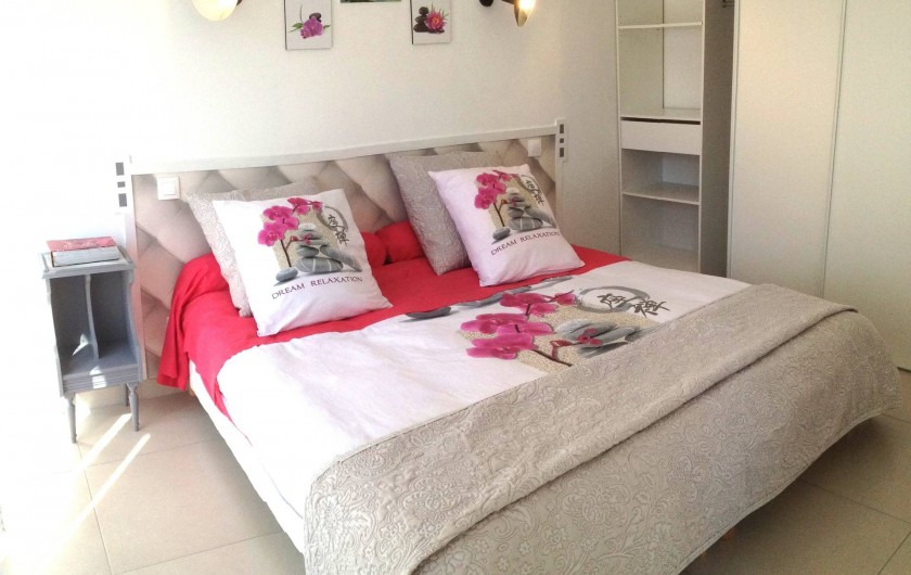 Location de vacances - Appartement à Sanary-sur-Mer - CAP SUD - La chambre ouvrant sur la terrasse. Linge de lit fourni.