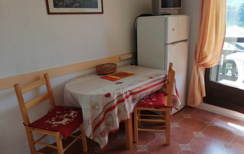 Location de vacances - Studio à Gresse-en-Vercors - Le coin repas avec le frigo congélateur et la télé