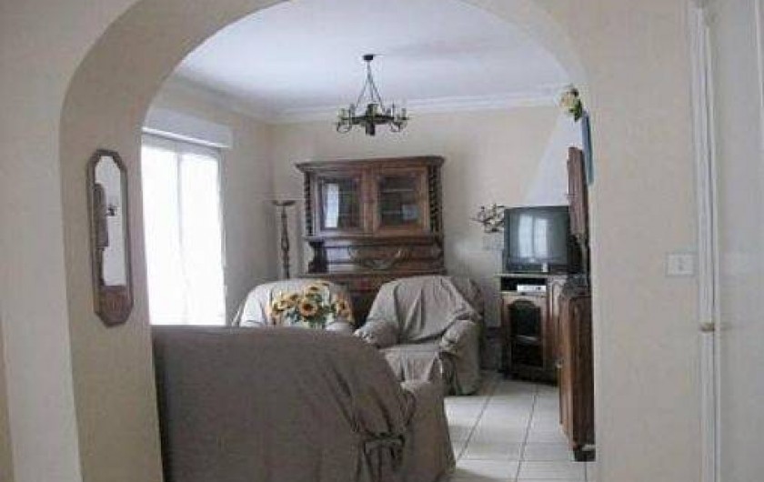 Location de vacances - Maison - Villa à Loctudy - salon avec un canapé , 2 fauteuils , télévision
