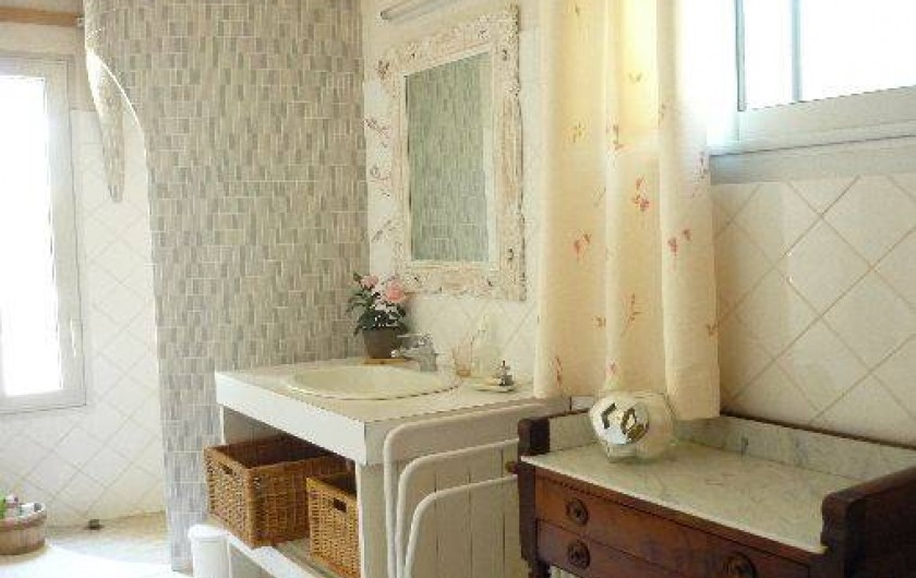 Location de vacances - Mas à L'Isle-sur-la-Sorgue - salle de bain entièrement carrelée, douche à l'italienne, très lumineuse