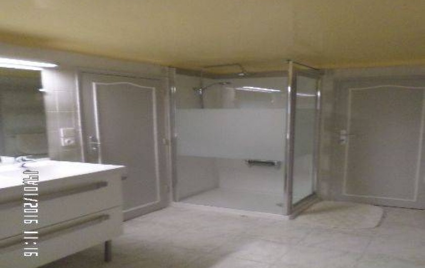 Location de vacances - Appartement à Vaison-la-Romaine - Douche avec siège  rabattable et lavabo plan à 2 vasques
