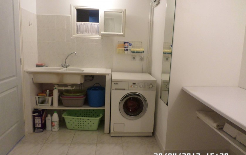 Location de vacances - Appartement à Vaison-la-Romaine - Buanderie :machine à laver-évier lavage main -fer à repasser