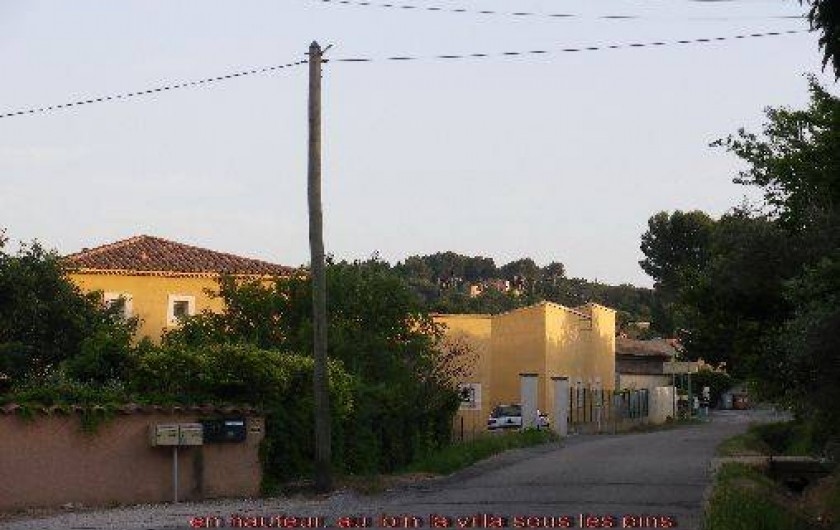 Location de vacances - Appartement à Vaison-la-Romaine - Vue du village, au loin, en hauteur la villa sous les pins