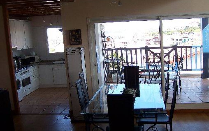 Location de vacances - Maison - Villa à Urrugne - salle à manger. Vue cuisine terrasse rez de chaussée