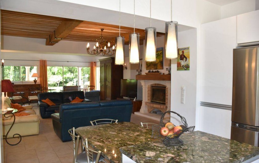 Location de vacances - Villa à Bargemon - Cuisine américaine avec plan de travail et table en granit