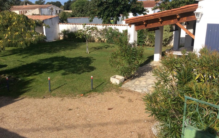 Location de vacances - Maison - Villa à Saint-Pierre-d'Oléron - Propriété vue du portail d'entrée