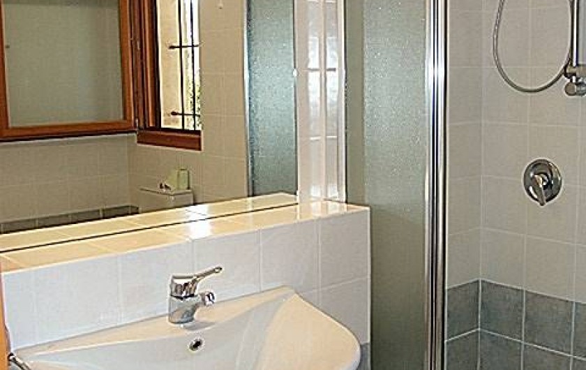Location de vacances - Appartement à Lumio - Salle de bain avec douche