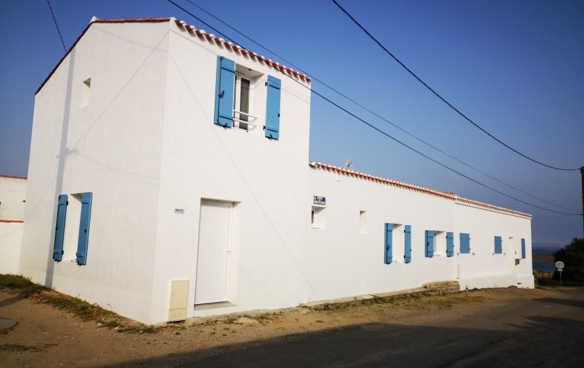 Location de vacances - Maison - Villa à Noirmoutier-en-l'Île - 2 Maisons coté impasse, la  mer a droite de la photo