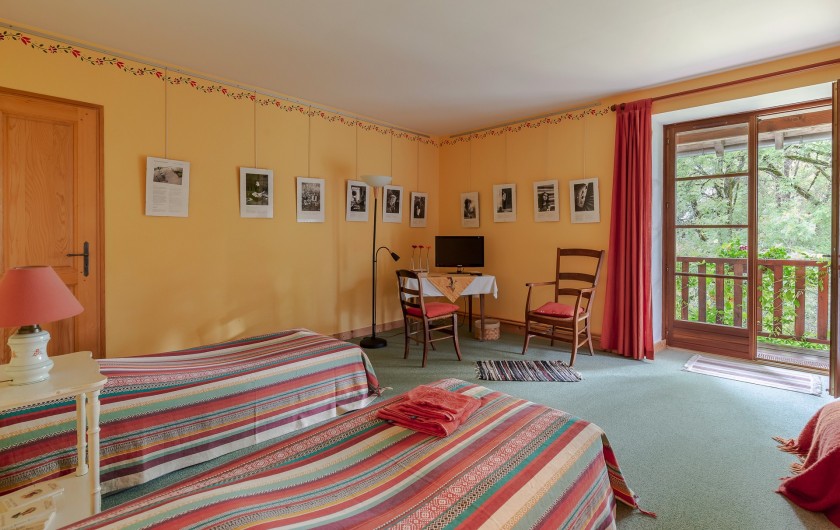 Location de vacances - Gîte à Les Nans - La chambre jaune.