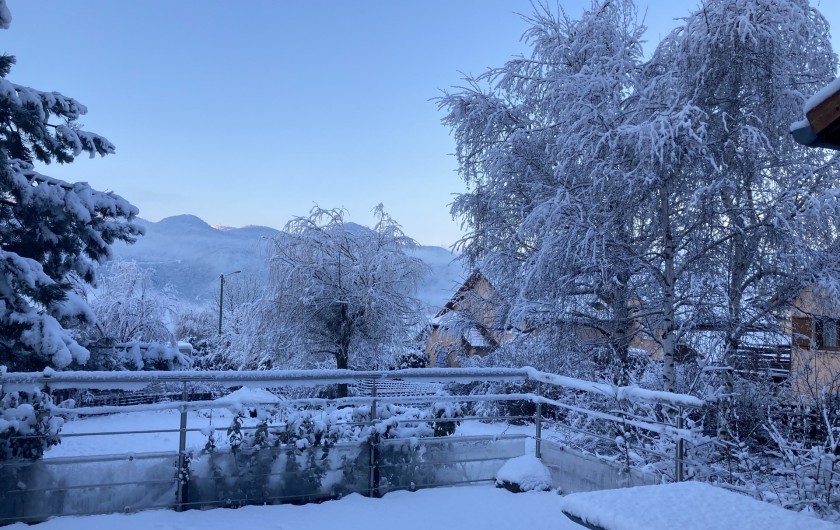 Location de vacances - Villa à Chorges - vue de la terrasse sous la neige