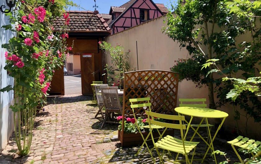 Location de vacances - Gîte à Ribeauville - Vous apprécierez le jardin intimiste très fleuri, chants des oiseaux...