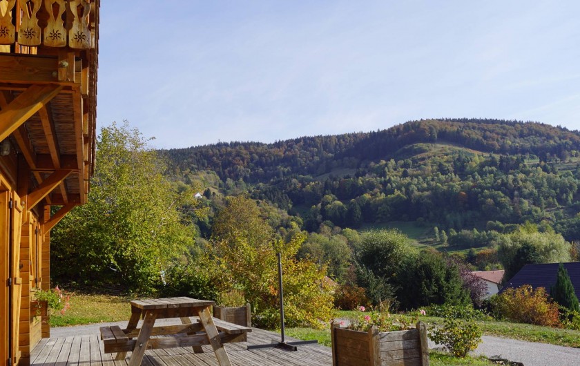 Location de vacances - Chalet à Basse-sur-le-Rupt - Vue sur le Haut du Roc (1016m) depuis la terrasse du chalet